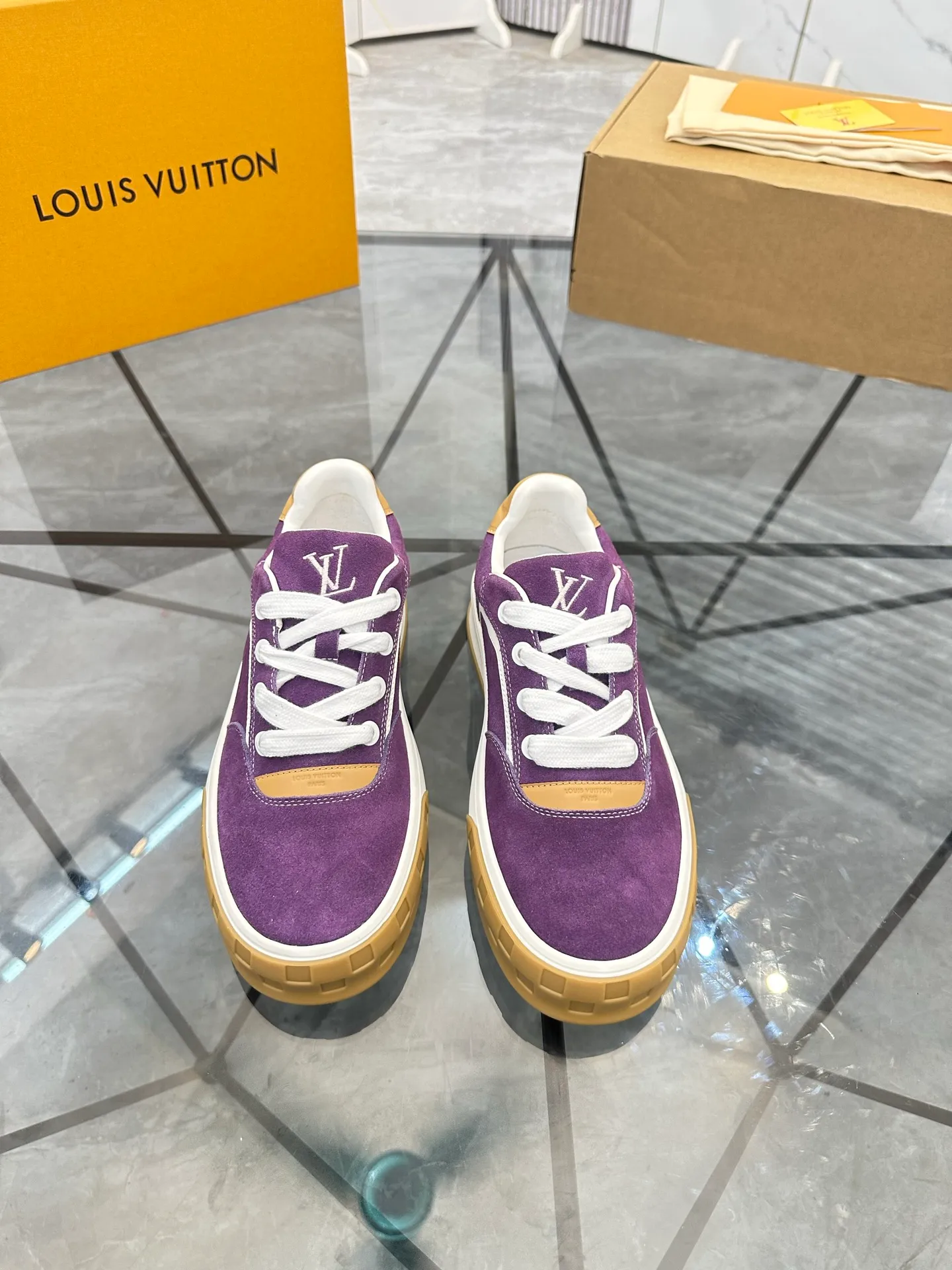 Men's shoes for sale 💰: 💰P660¥ Top quality Comes with airplane case Product trademark: LV* "Louis Vuitton*" low-top casual shoes Regular size: 35-44 (can be customized to 45) Couple style Product materials: imported nubuck leather upper, sheepskin lining, original outsole. Number: 819